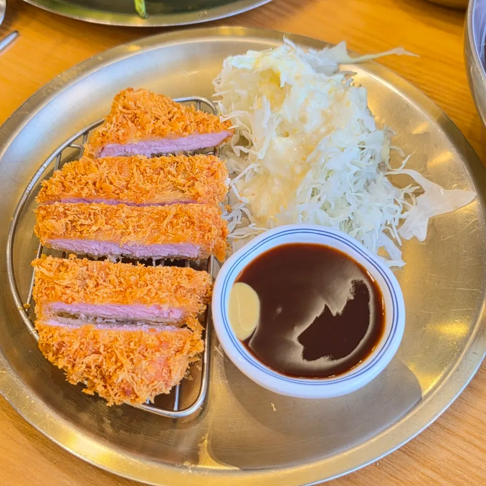 Plato con tres tipos de hojas para envolver el bossam