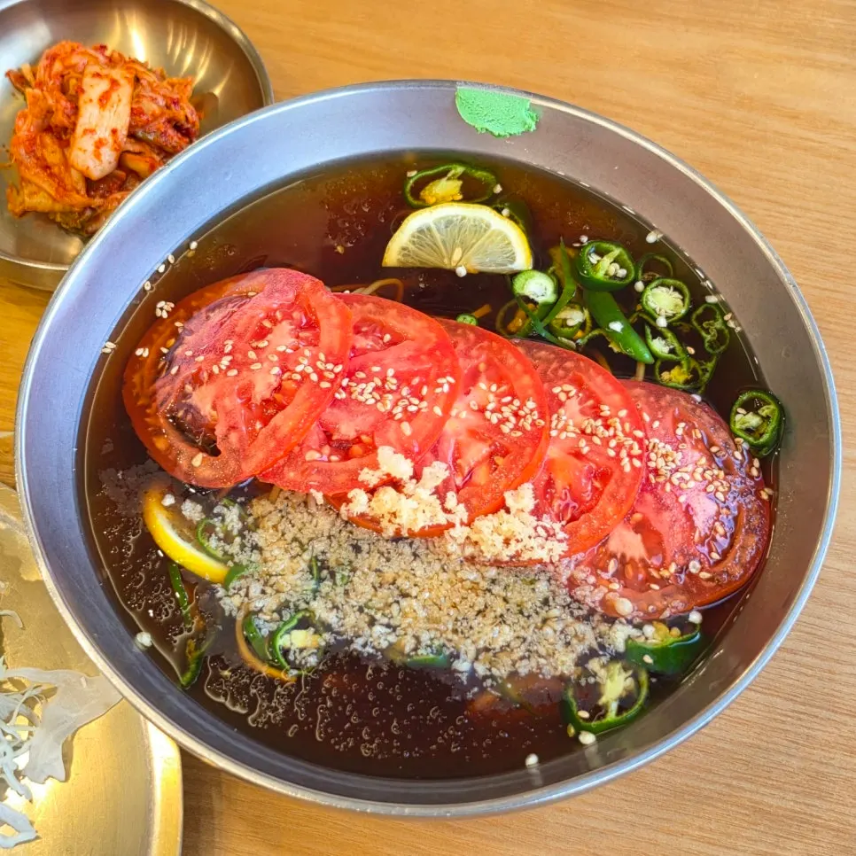 Rosukatsu y ensalada incluidos en el tomato cheongyang soba set