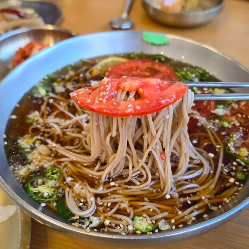 Tomato cheongyang soba con rodajas de tomate y chile cheongyang
