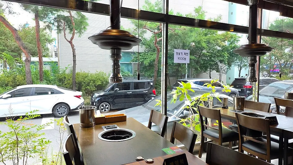 View around the entrance of Choi Jiseong's Seafood Kalguksu