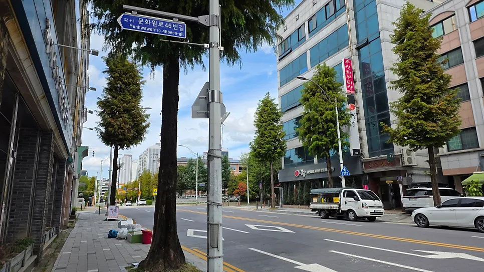 Exterior and entrance of the kalguksu restaurant