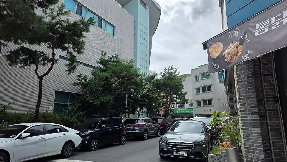 Neighborhood-style exterior of the kalguksu restaurant