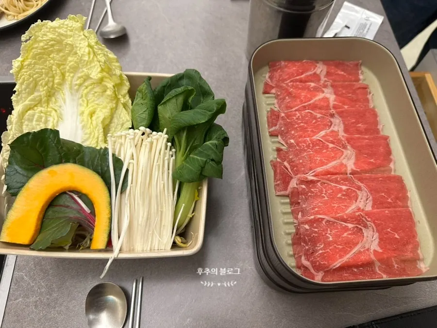 테이블에 세팅된 기본 육수와 야채, 고기