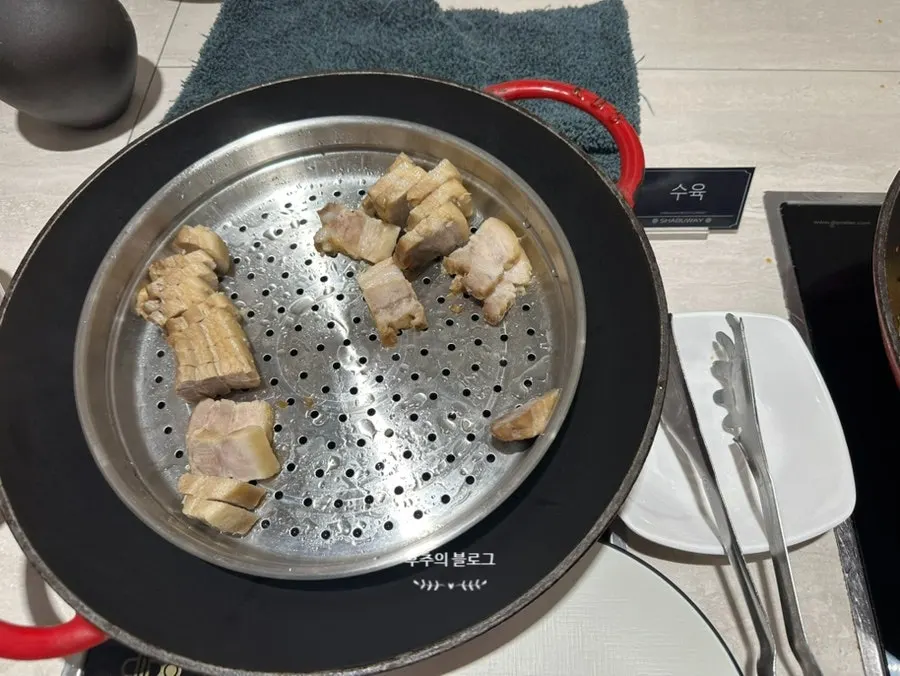 오리고기와 수육이 담긴 셀프바 메뉴