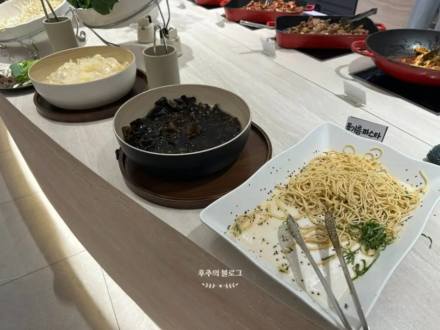 파스타와 스프가 있는 핫푸드 코너