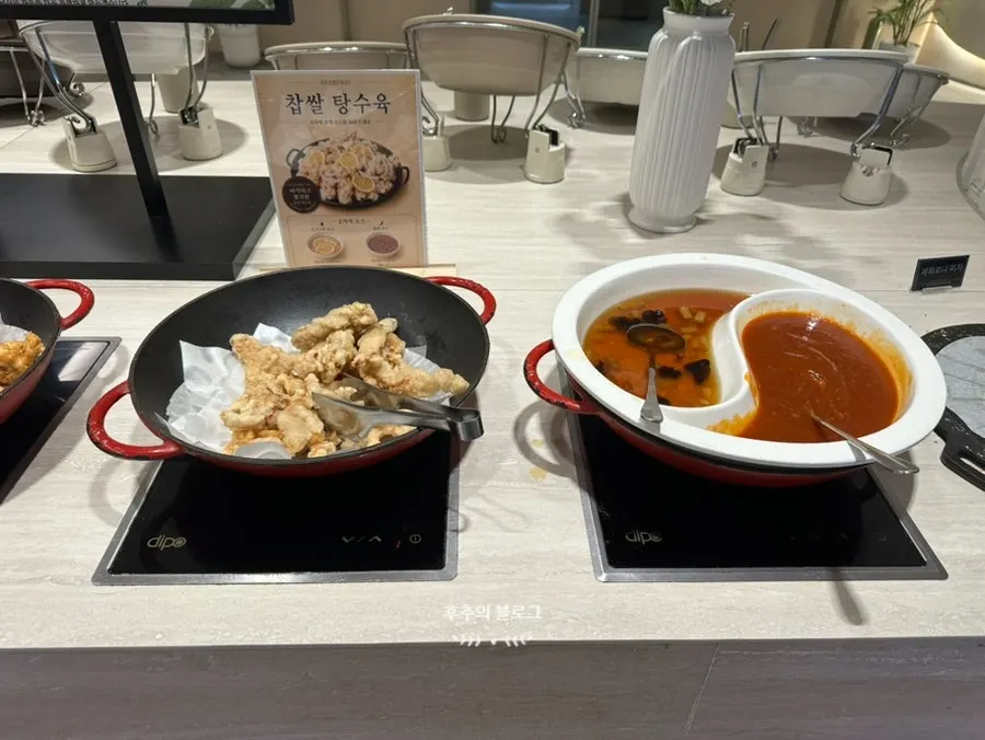 프라이드치킨이 담긴 셀프바 트레이