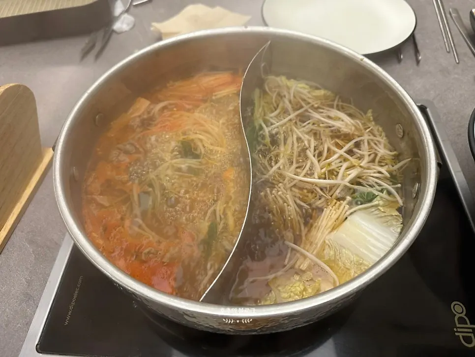 끓고 있는 반반 육수 냄비