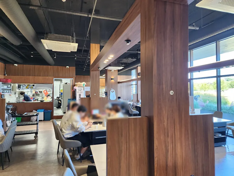 入口处正在熟成的肉品陈列冰柜