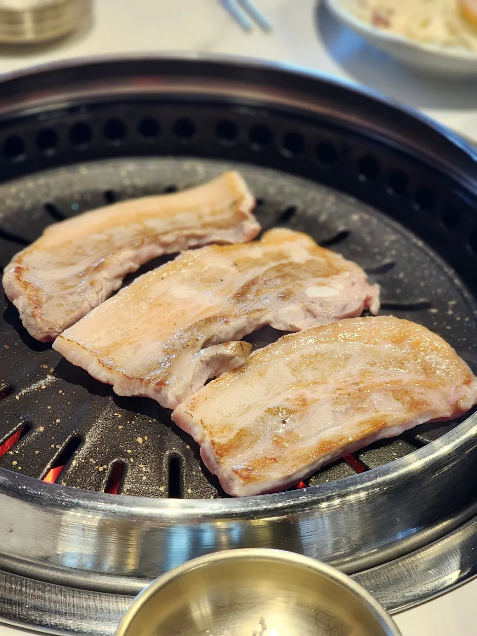 炭火上正在烤的五花肉