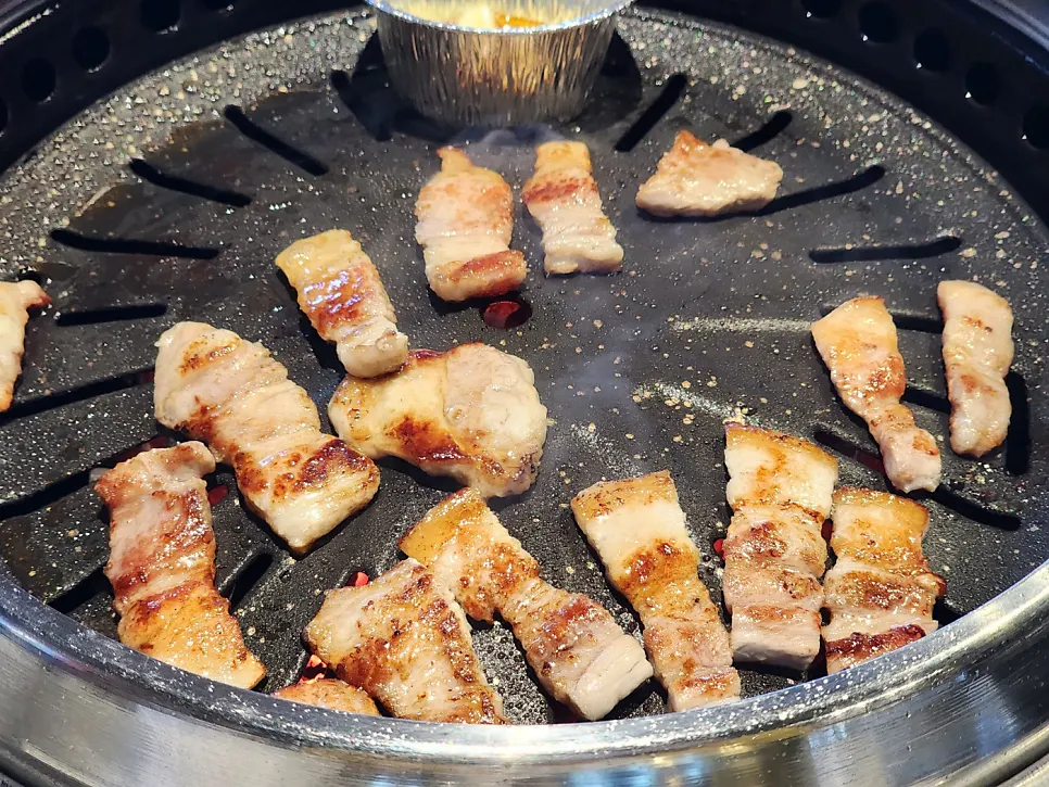 烤至焦香的五花肉特写