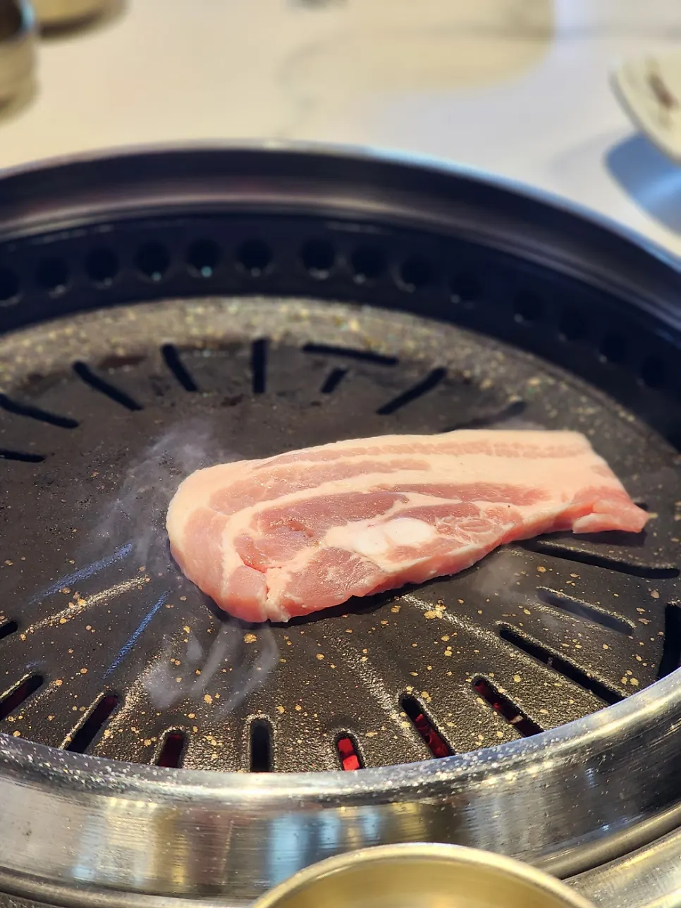 用拌冷面包着五花肉吃的样子