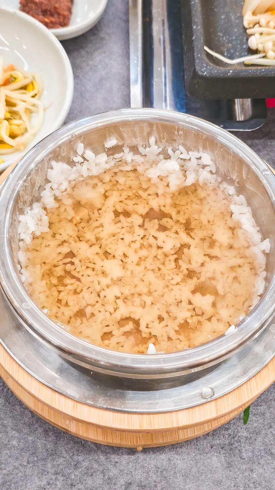 Nurungji sungnyung made by adding hot water to the pot