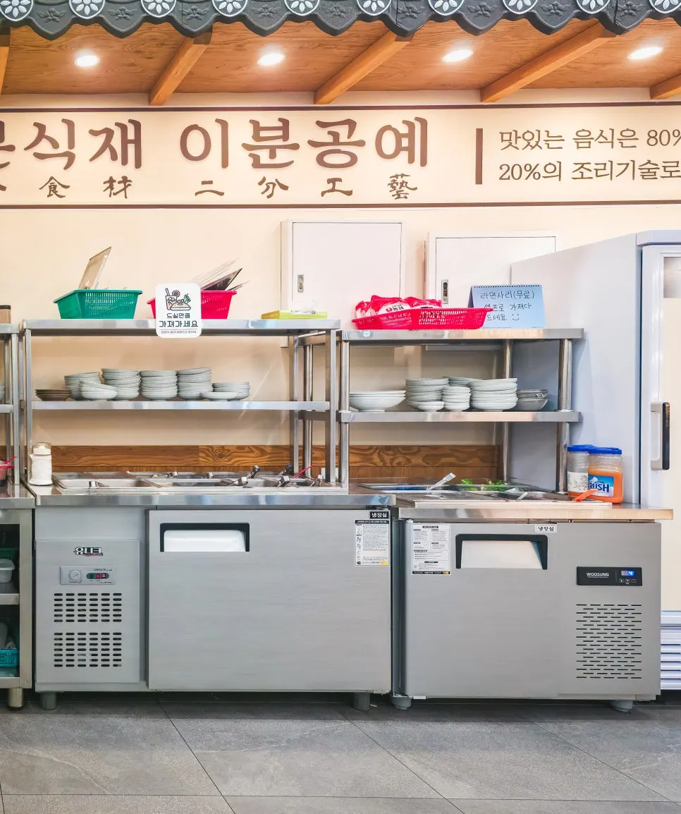 Self-serve bar stocked with lettuce and scallion shreds