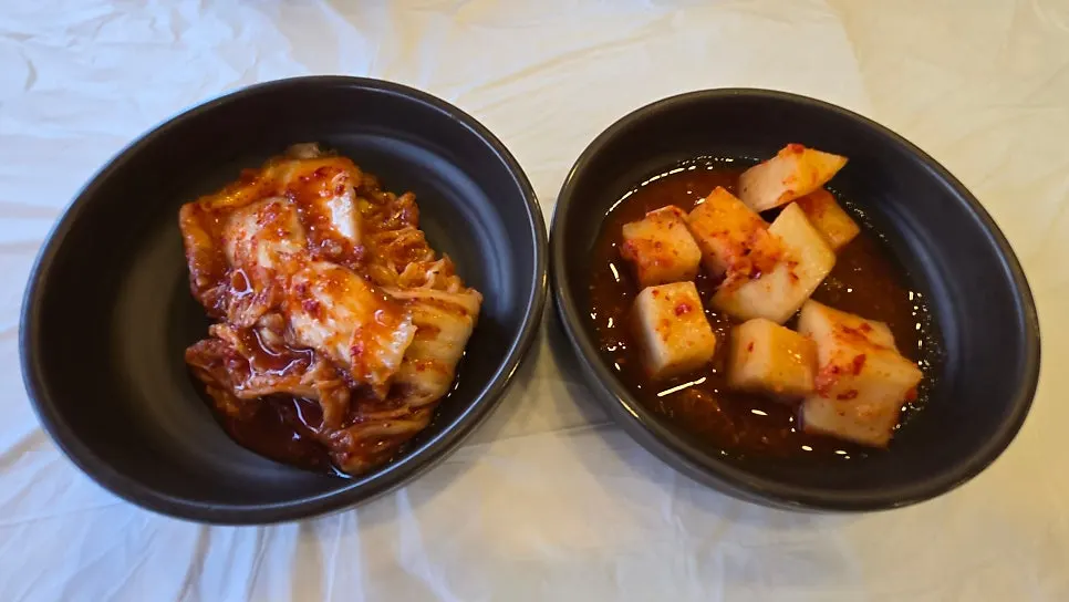 배추김치와 깍두기가 놓인 충실옥 셀프바