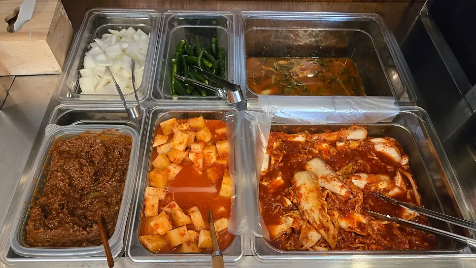 접시에 담아온 배추김치와 깍두기