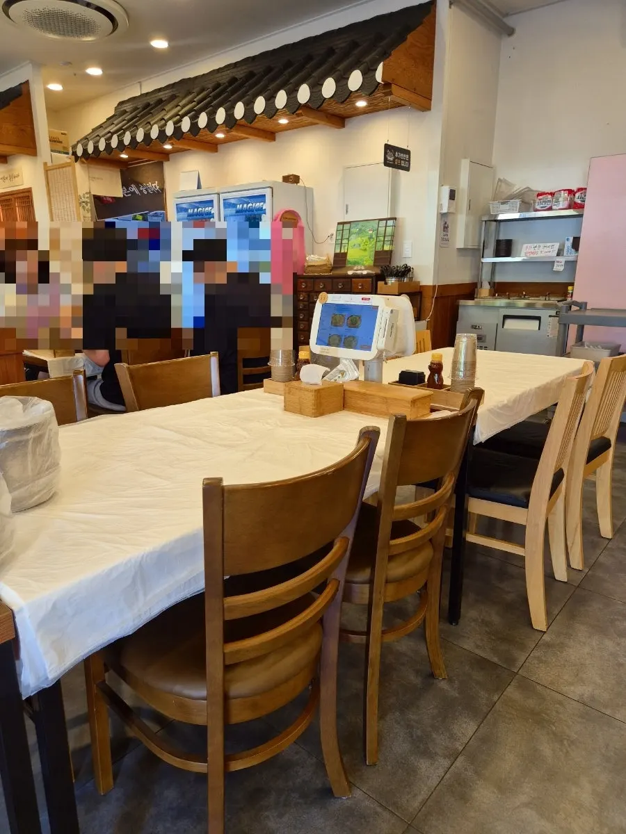 Mesin giliran menunggu dan penyembur penghilang bau di hadapan kedai