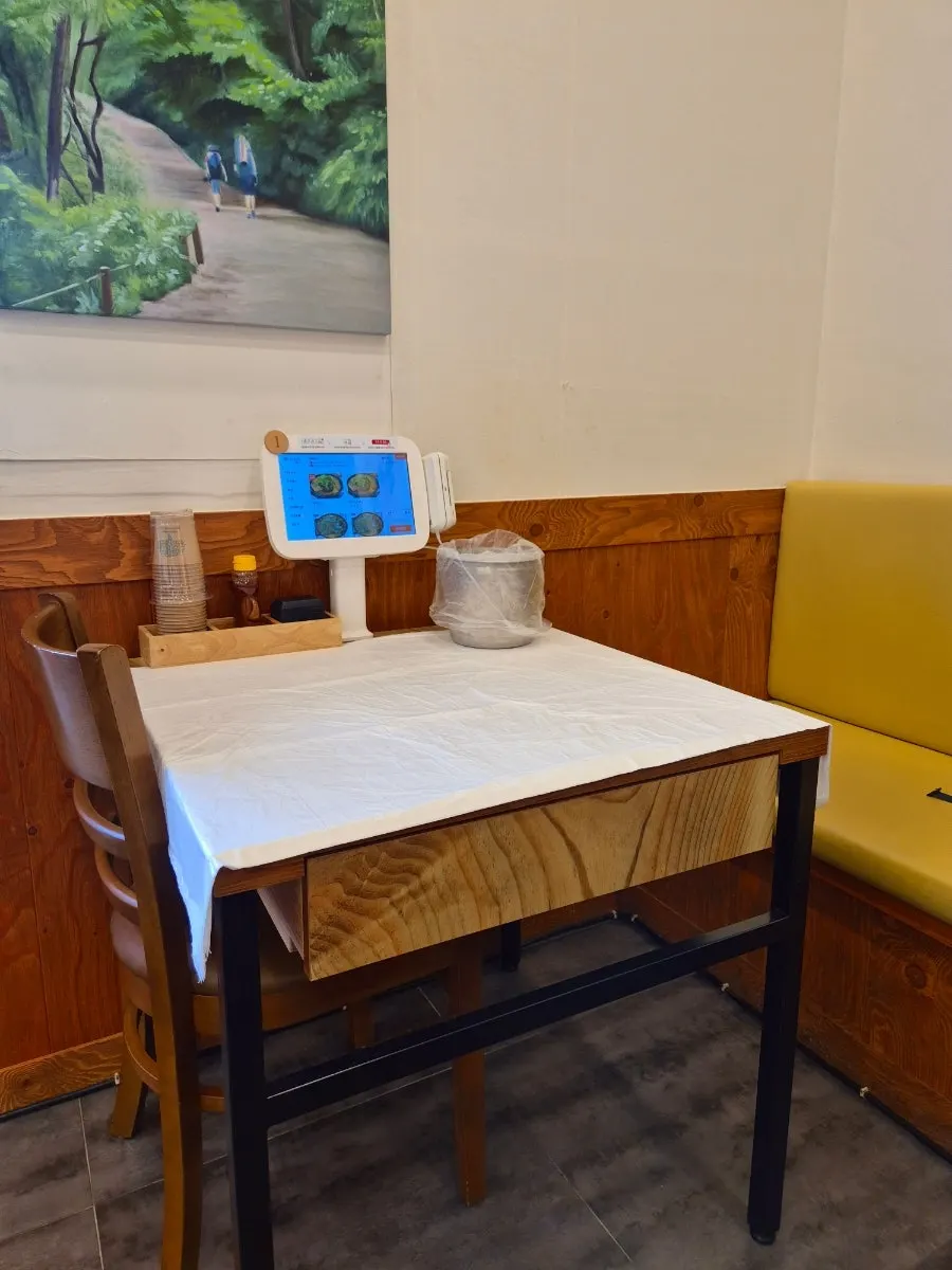 Tempat duduk dalam kedai Chungsilok yang tersusun kemas