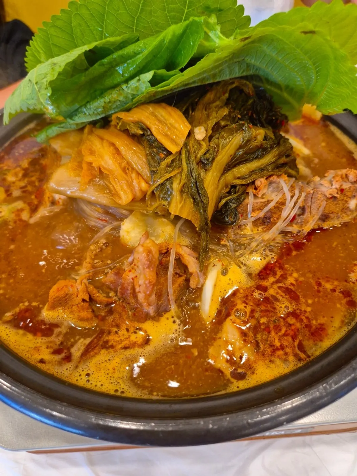 Gamjatang saiz kecil dalam periuk tanah