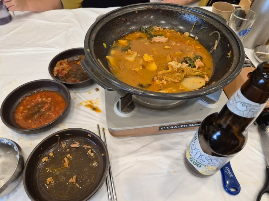 Hidangan gamjatang lengkap dengan nasi dan kimchi