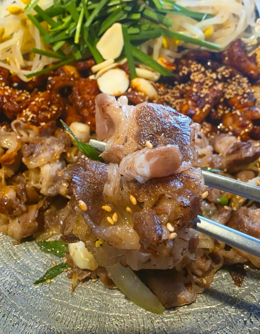 깻잎에 올린 쭈꾸미 한 쌈