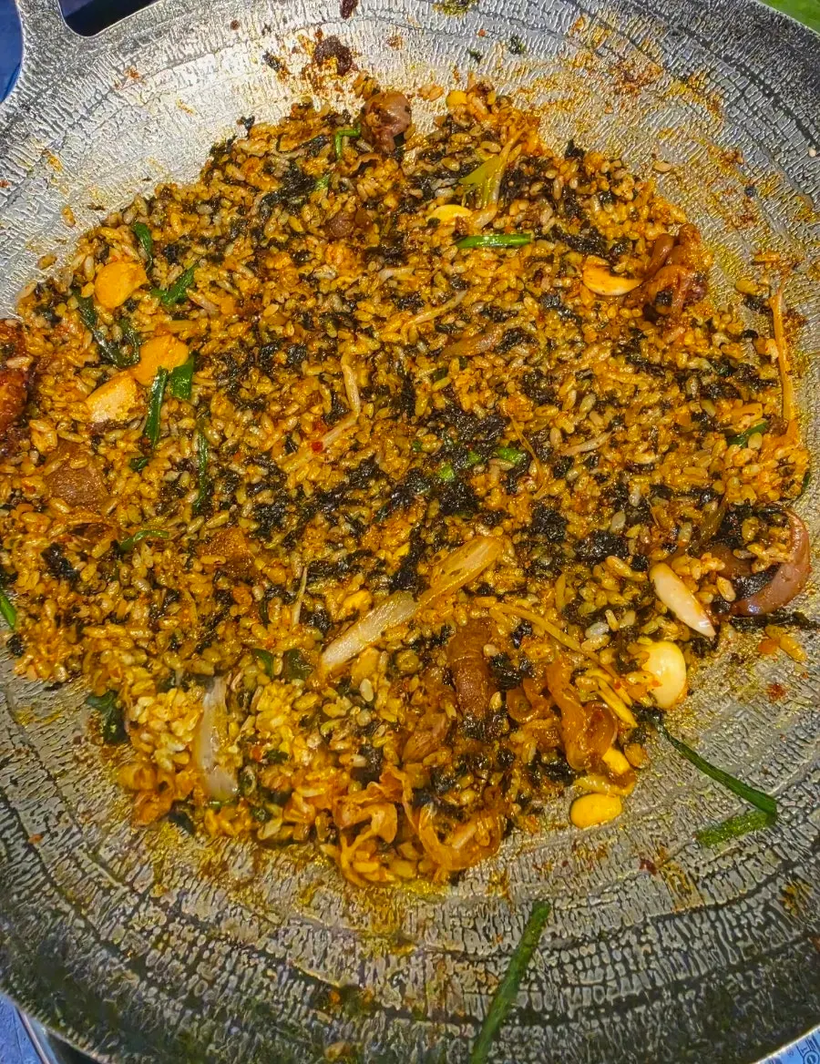 김가루와 날치알을 올린 볶음밥