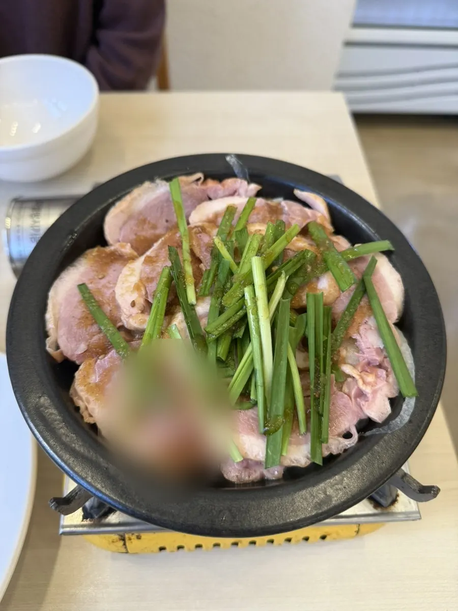 밑반찬과 함께 차려진 오리불고기 상차림