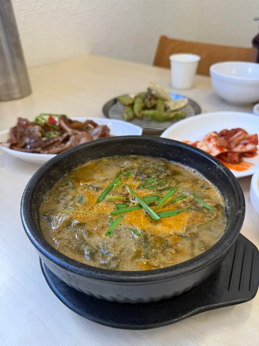 솥밥과 함께 나온 추어탕 한 상