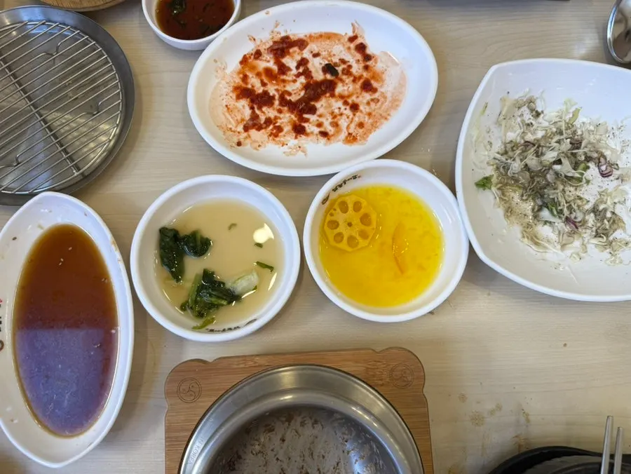 추오정식 한 상 가득 차려진 테이블