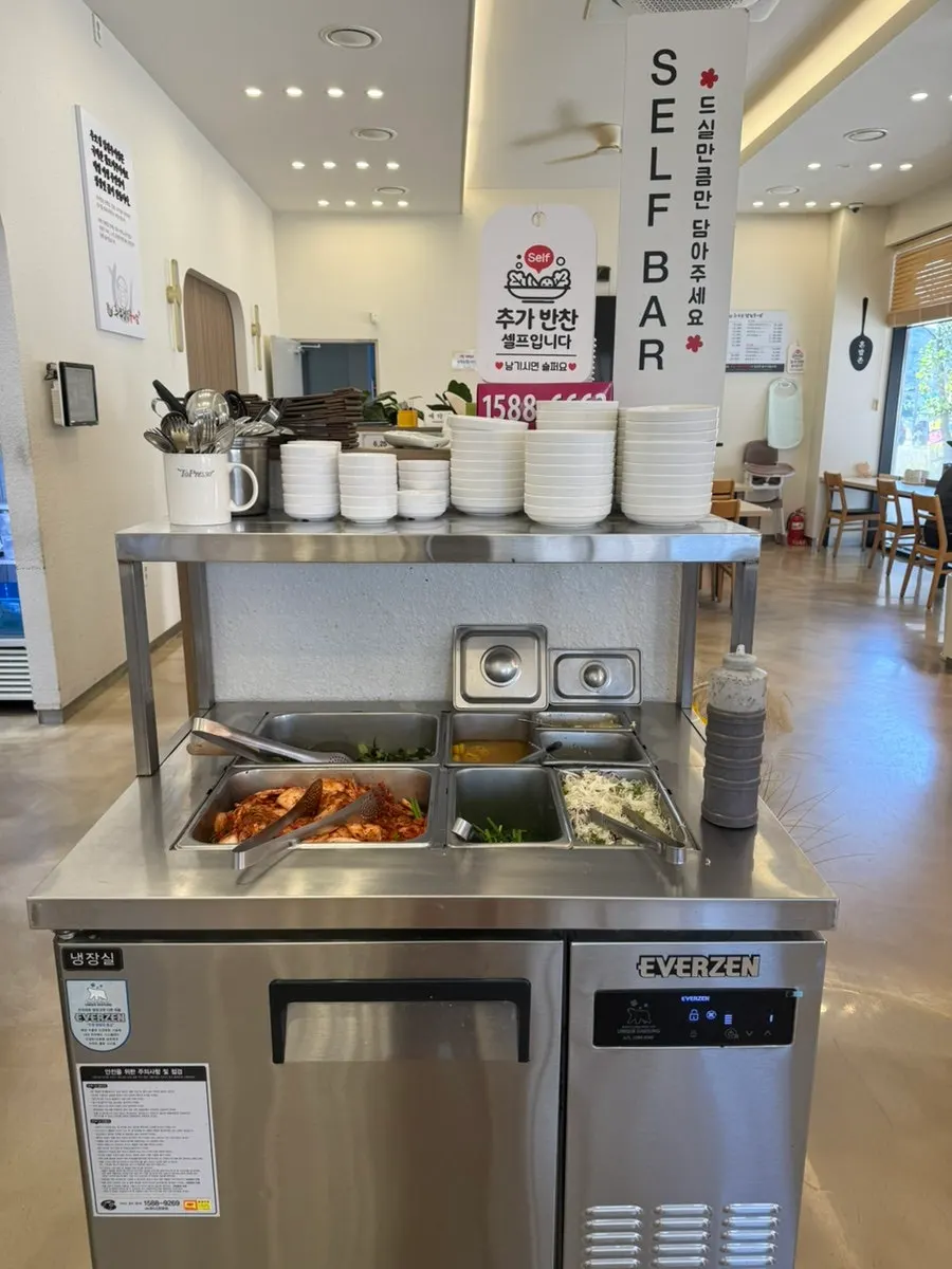 비운 그릇들이 놓인 식사 마무리 테이블