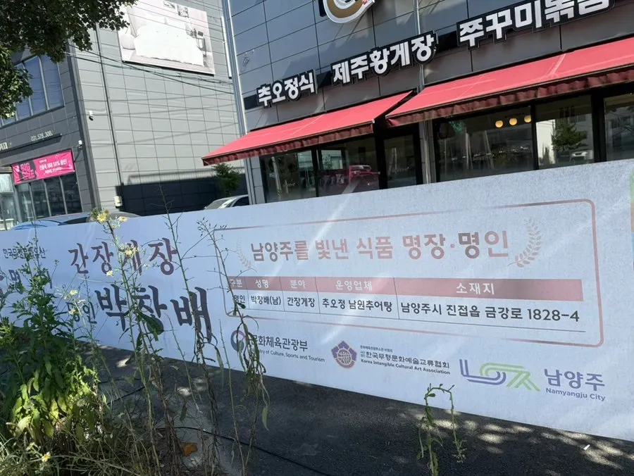 매장 한쪽에서 판매하는 약과와 과자 간식