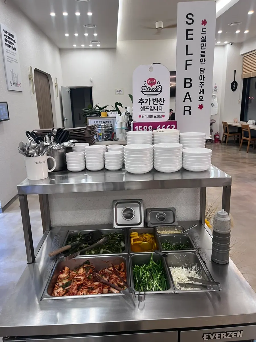 A corner of the restaurant with a sign about free meals for veterans