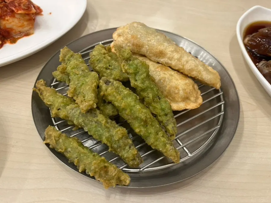 Jeju crab jang eaten with rice