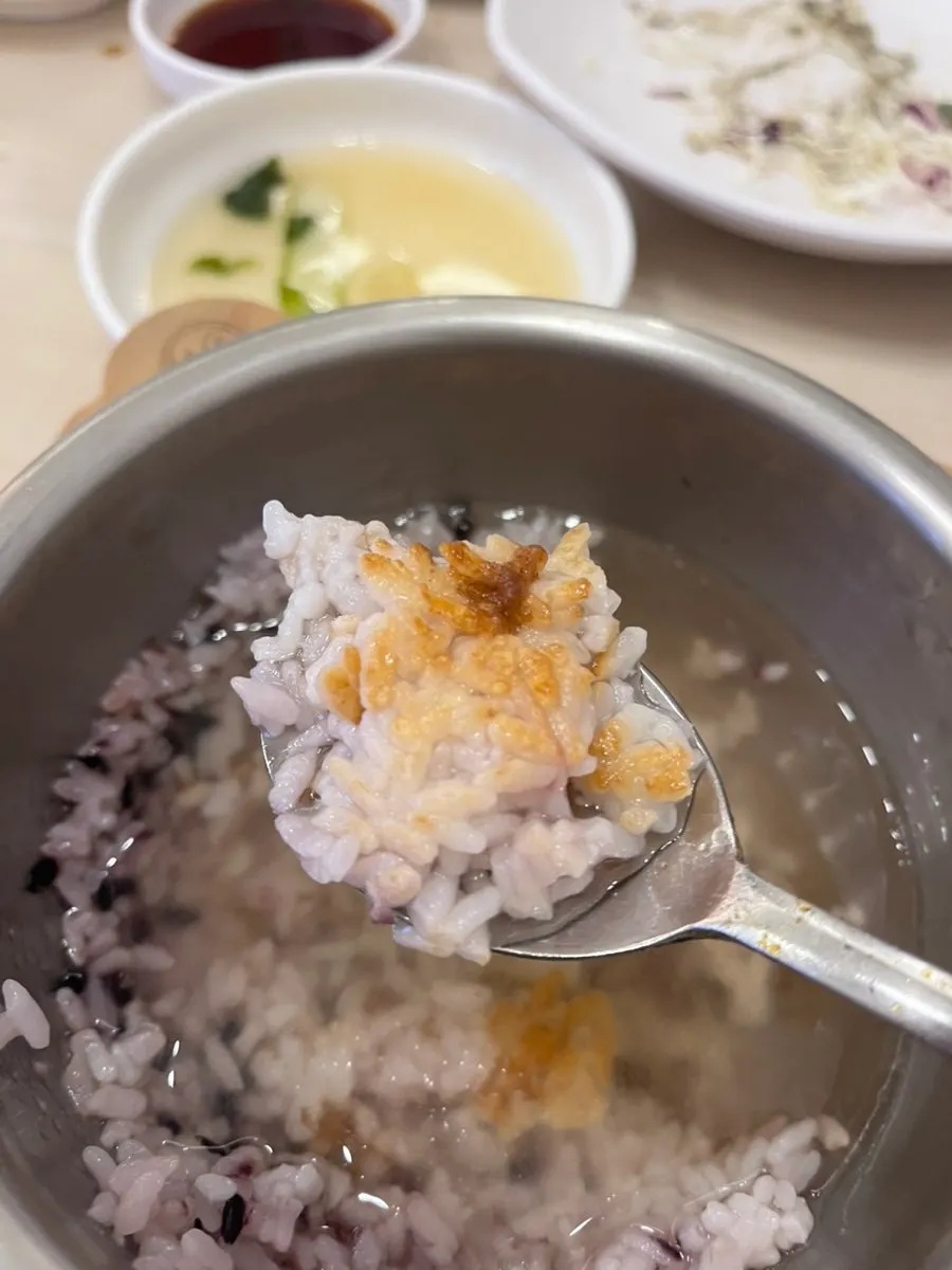 Scorched rice made by adding water to the pot