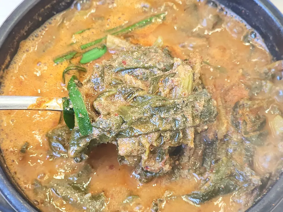 추어탕과 밑반찬이 차려진 한상