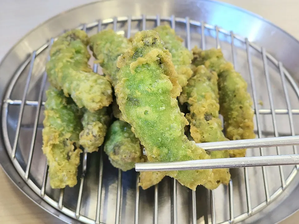 간장게장과 밥을 함께 먹는 모습