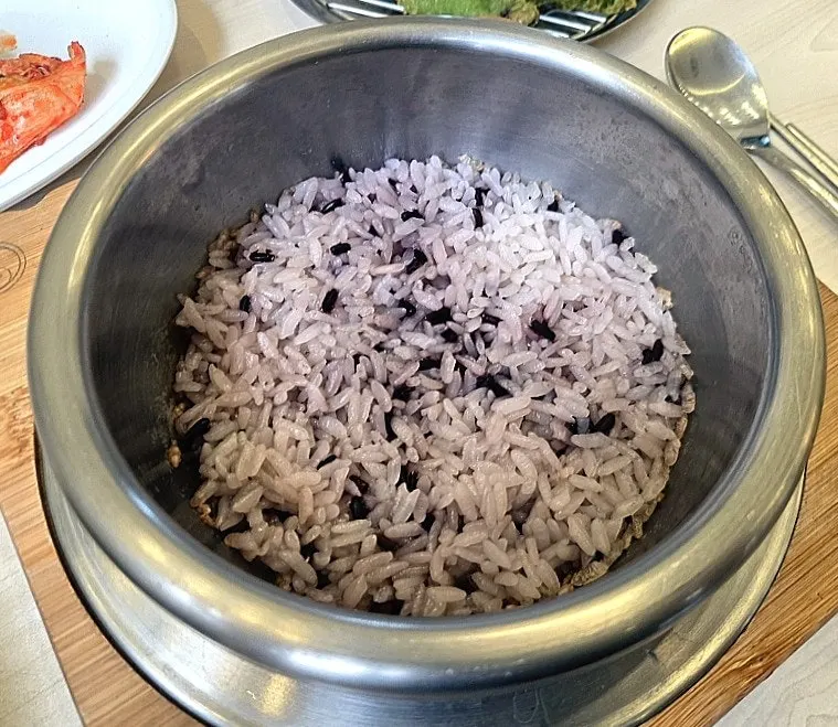 기본으로 나온 추어탕 솥밥