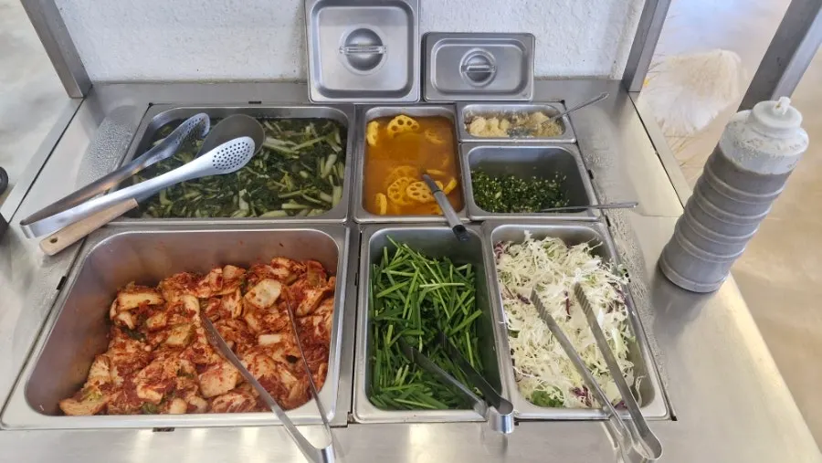 셀프바에 놓인 다진마늘과 청양고추