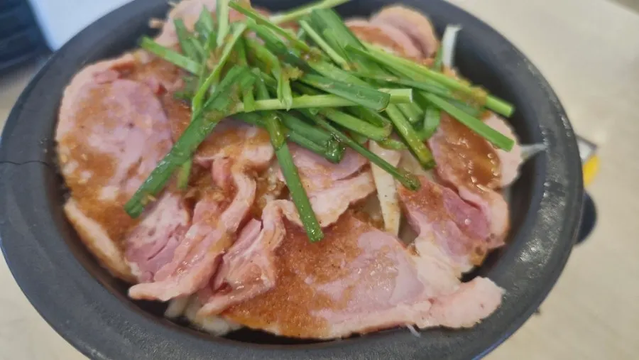 양파를 깔고 불판에 올린 오리불고기