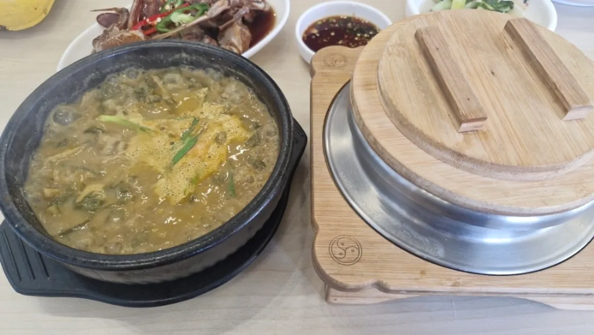 끓고 있는 뚝배기 황토미꾸라지 추어탕