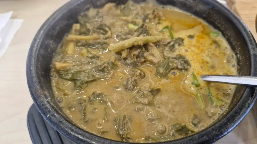 추어탕과 돌솥밥이 함께 놓인 한 상