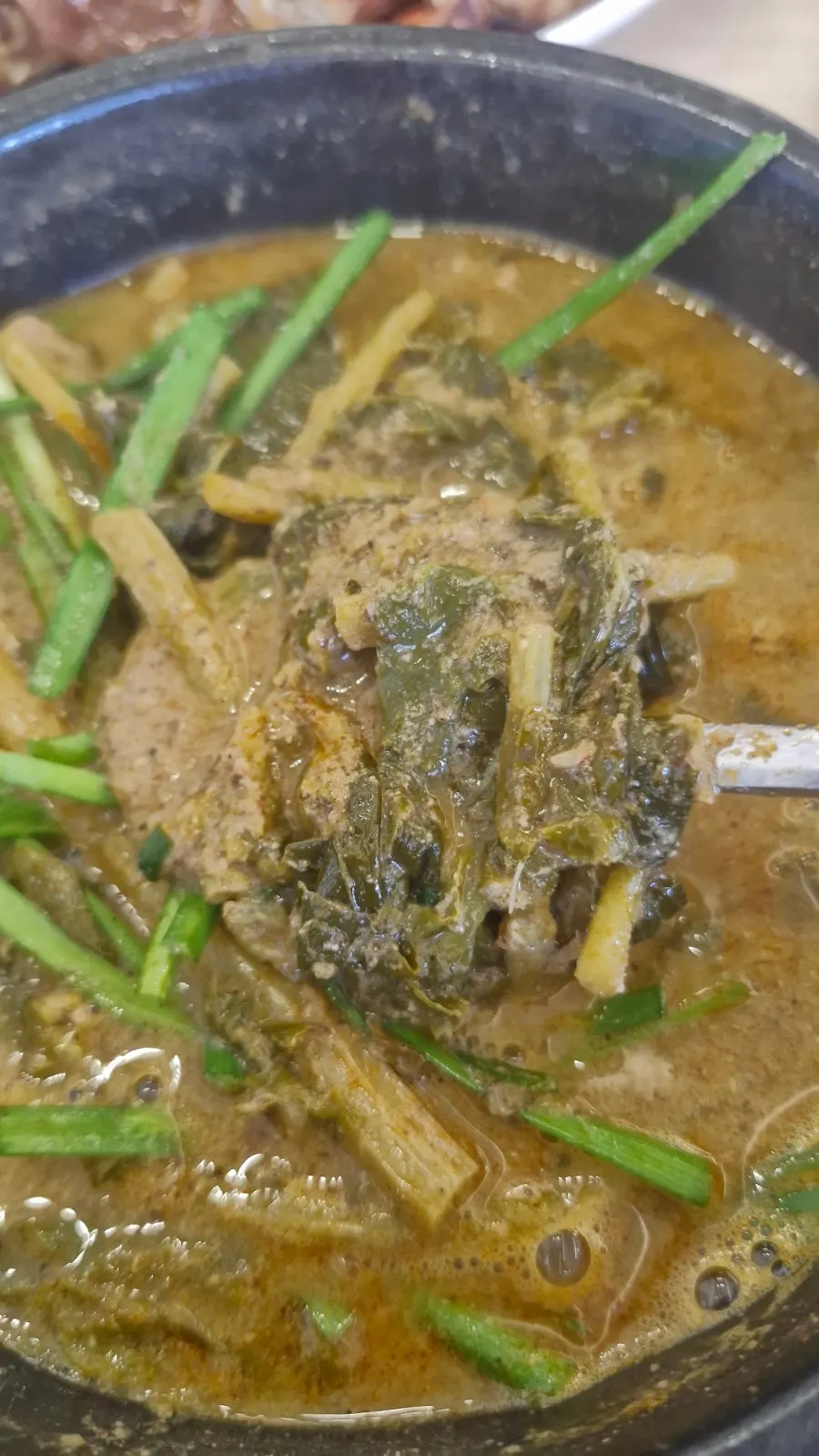 겉절이를 얹은 밥 한 숟갈