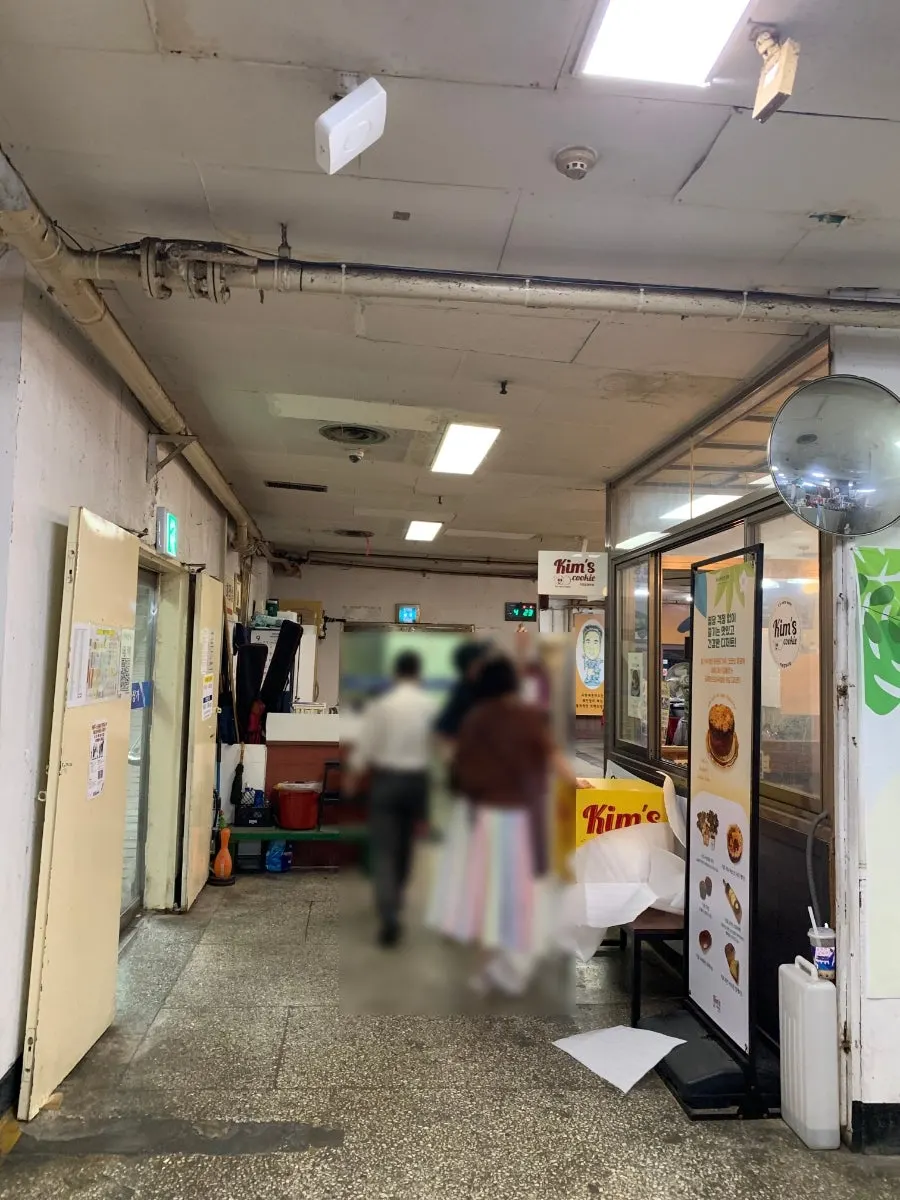 Basement 1F corridor and shop signs in the Jangmi complex