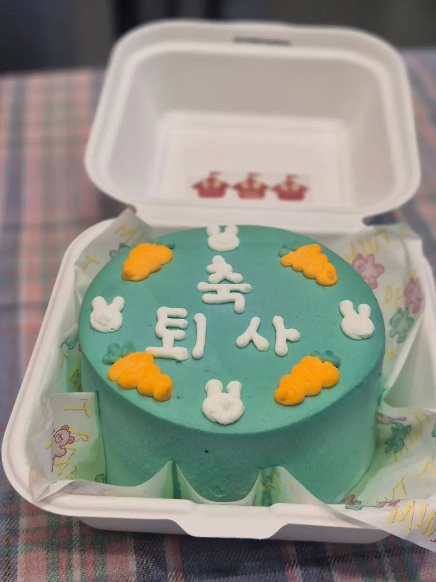 Rabbit lettering lunchbox cake for a farewell celebration