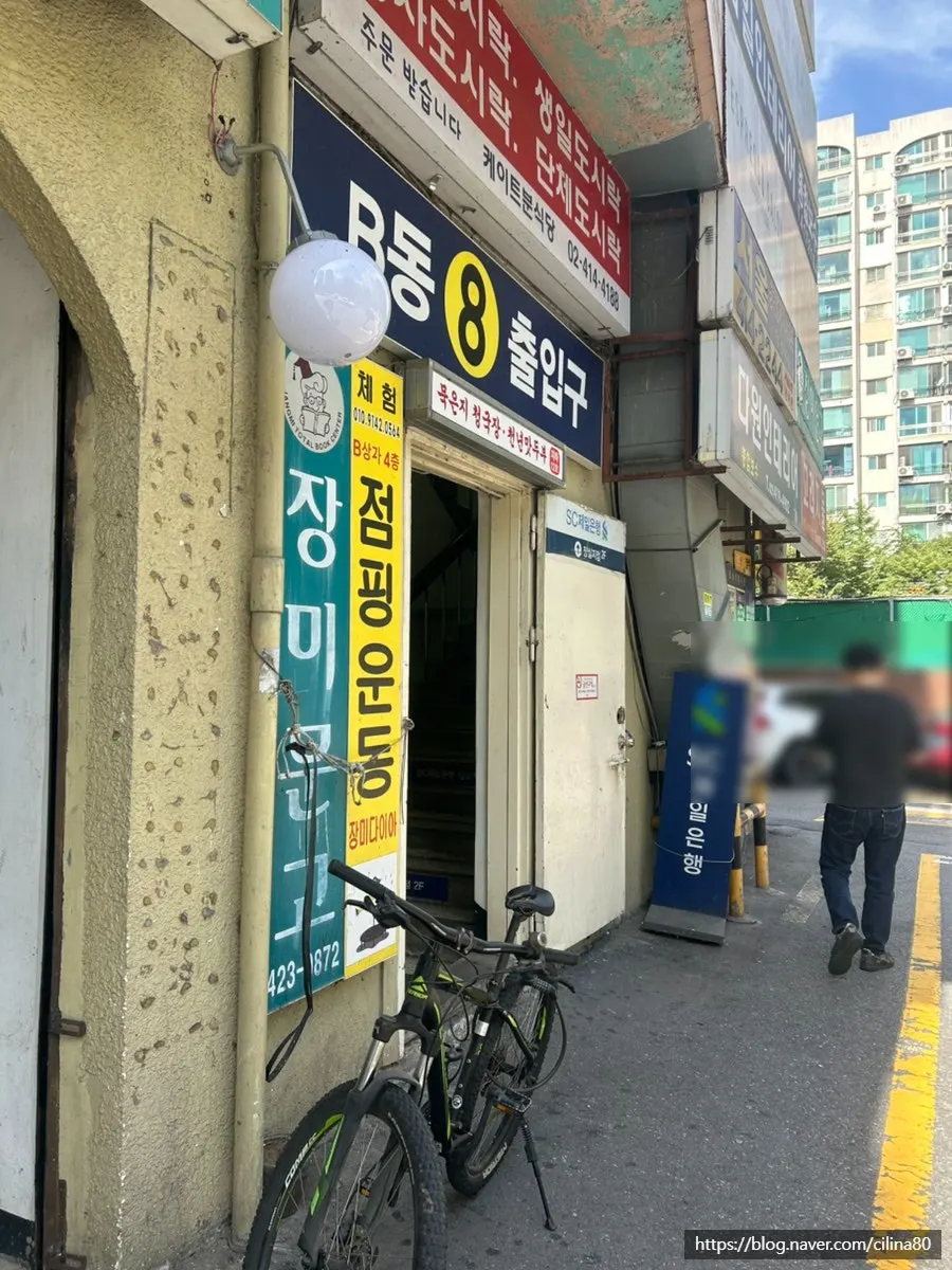 Staircase entrance at Jangmi Shopping Center Building B, Entrance 8