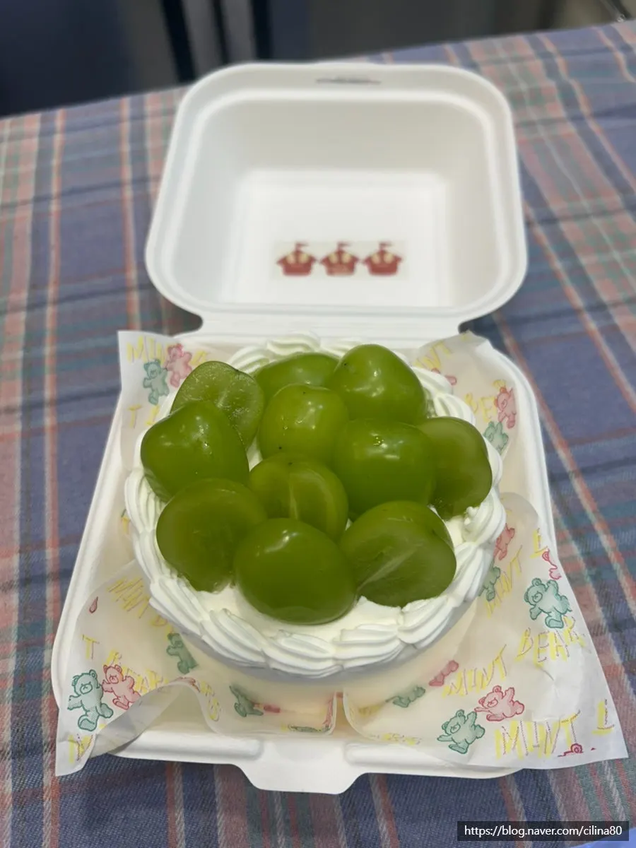 Circus Rabbit handmade cake topped with Shine Muscat grapes