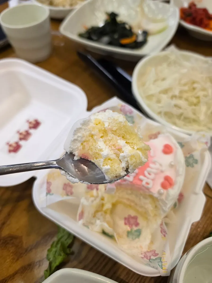 초를 꽂아 준비한 생일 케이크