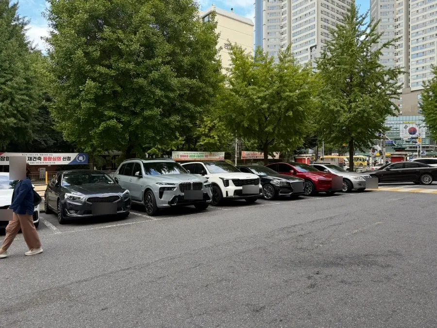 Spacious parking area around Jangmi Arcade