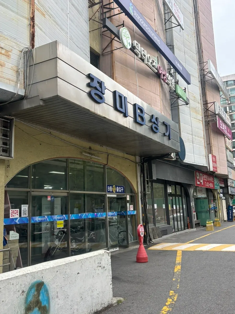 잠실 장미상가 지하 매장 입구 주변 모습