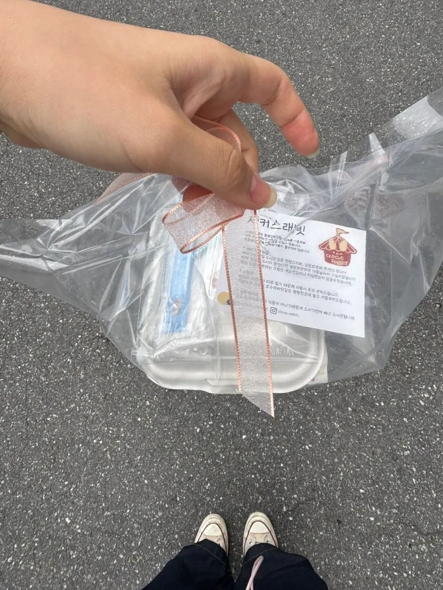 레터링이 올라간 도시락케이크 클로즈업