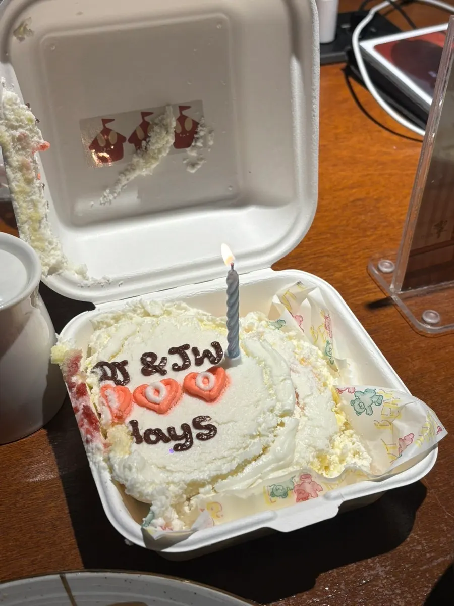 술집 테이블에 세팅한 도시락케이크